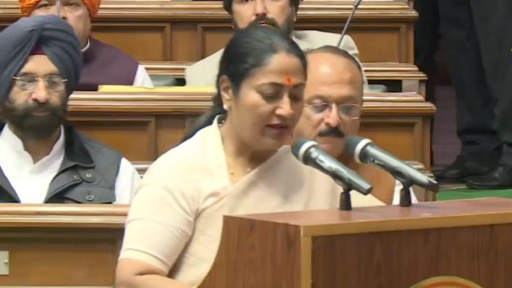 Delhi CM Rekha Gupta’s Unexpected Praise for Arvind Kejriwal – What She Advised Atishi