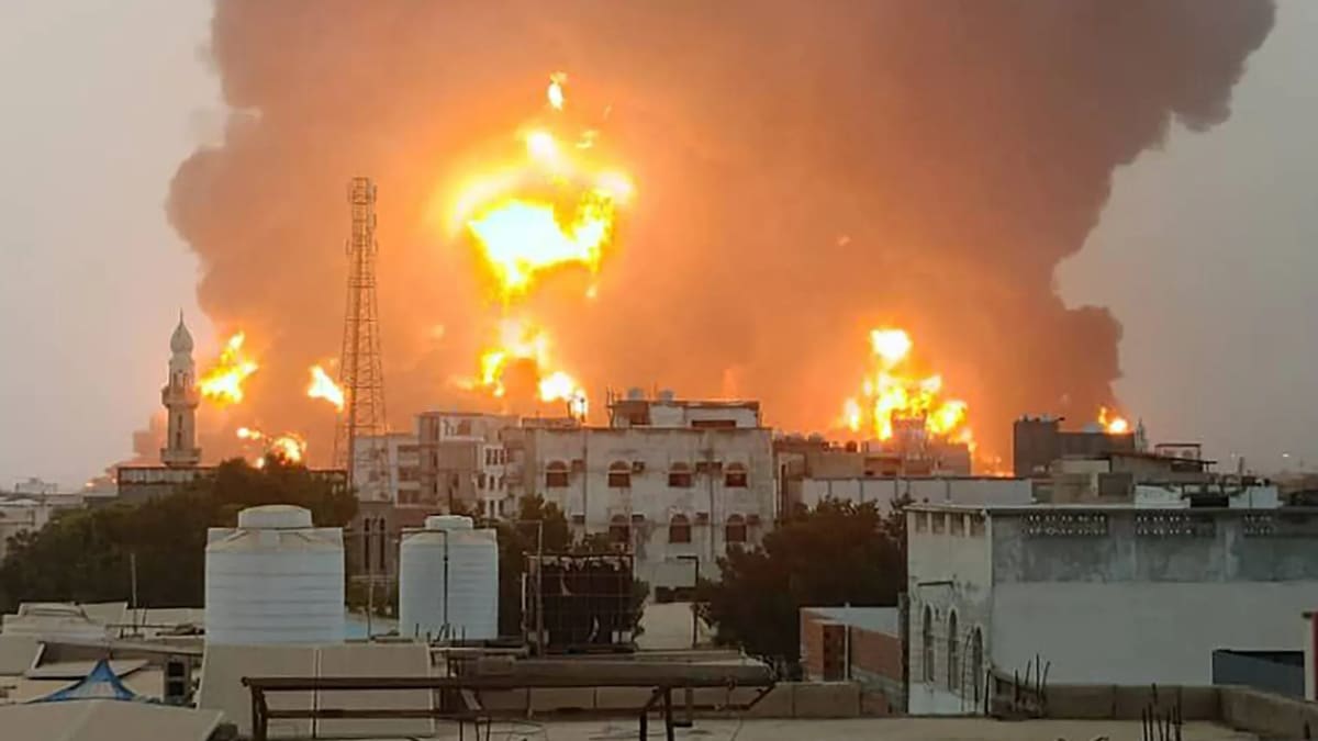 US Military Bombs 21 Houthi Targets in Yemen, Sanaa Shaken by Explosions