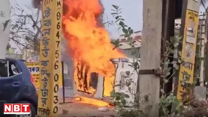 Waqf Act Protests Turn Violent in Bengal's Murshidabad: Vehicles Torched, Police Clash With Mob