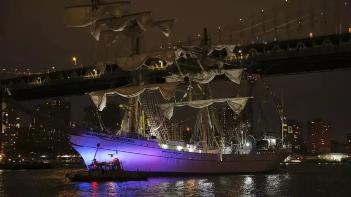 Mexican Navy Ship Hits Brooklyn Bridge in New York, 19 Injured — Video Goes Viral