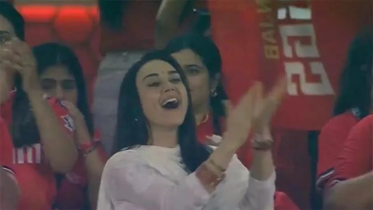 Shreyas Iyer's Dhoni-Style Six Seals Victory, Preity Zinta’s Celebration Goes Viral