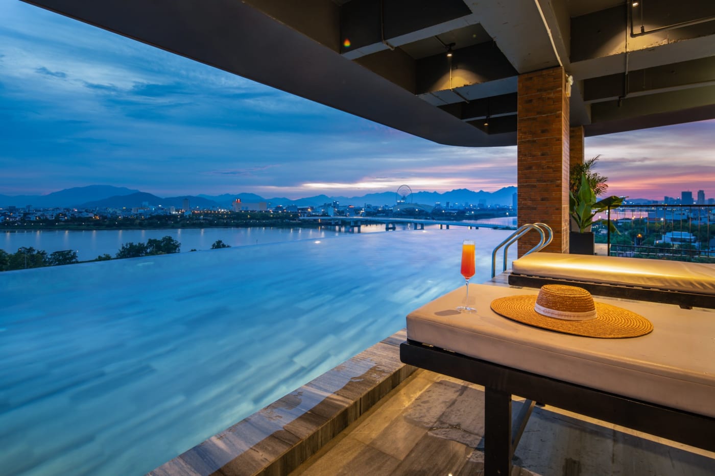 MODERN 2-BEDROOM APARTMENT FOR RENT – NGU HANH SON, DA NANG, photo 1 of 7
