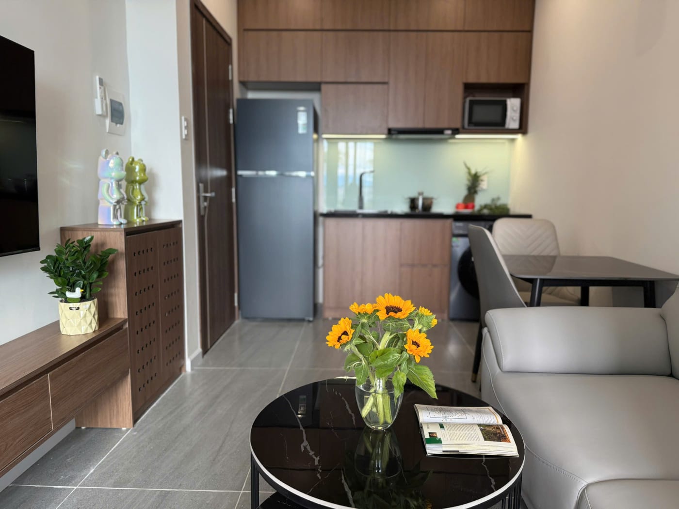Modern 1-Bedroom Apartment with Pool in Peaceful Ngu Hanh Son, photo 1 of 6