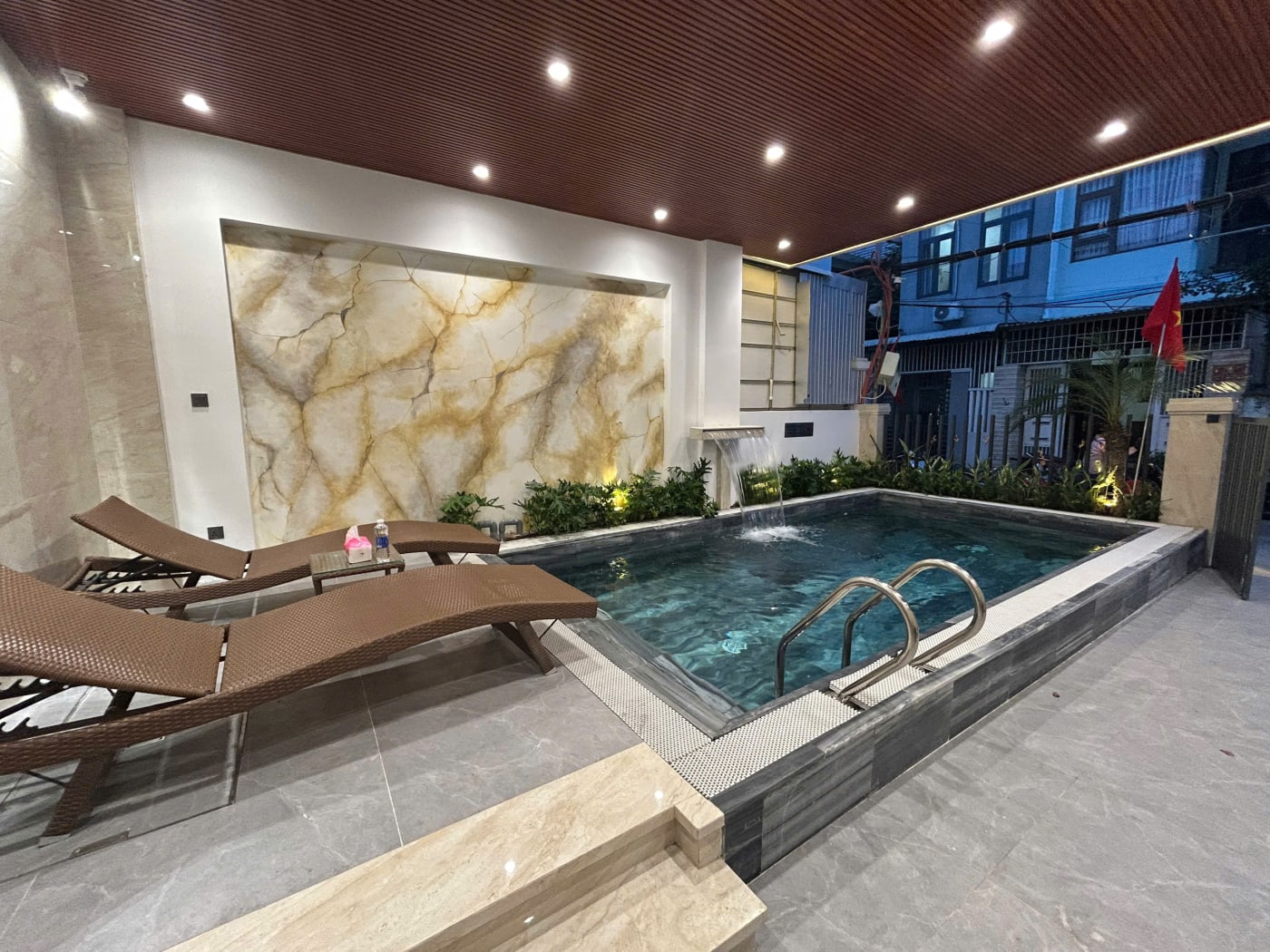 Brand-New Luxury 1-Bedroom Apartment with Balcony & Pool Near My Khe Beach, photo 1 of 7