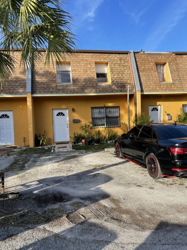 For Rent $2,200 3 Bedrooms 2.5 Baths - 2 Parking Spaces & 1500sqf