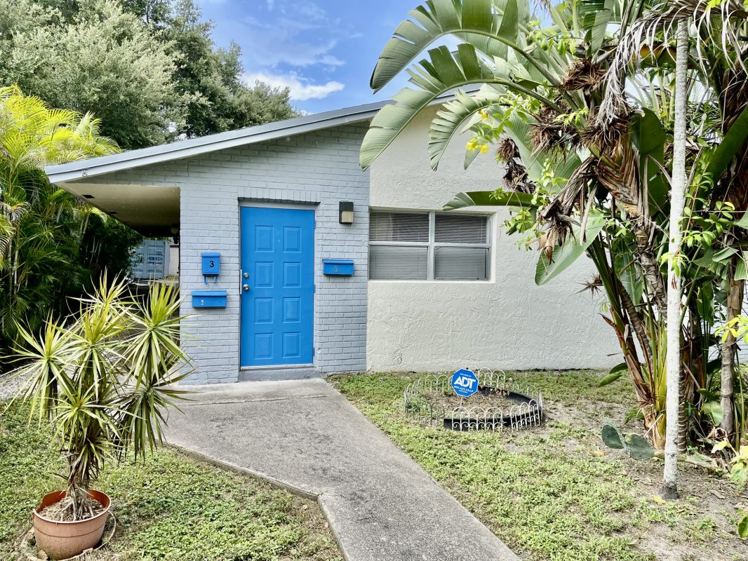 FOR RENT 2 BEDROOMS 1 BATH - Dania Beach Fl.