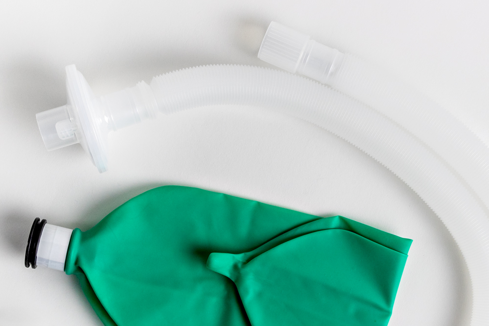 Expandable dual-limb breathing circuit and green reservoir bag.