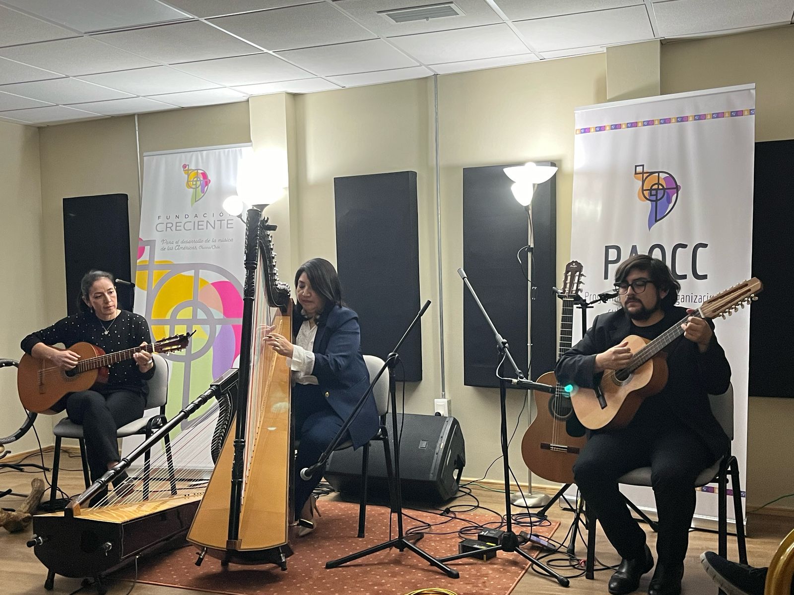Jessica Norambuena y grupo en 'La Casa Presenta'