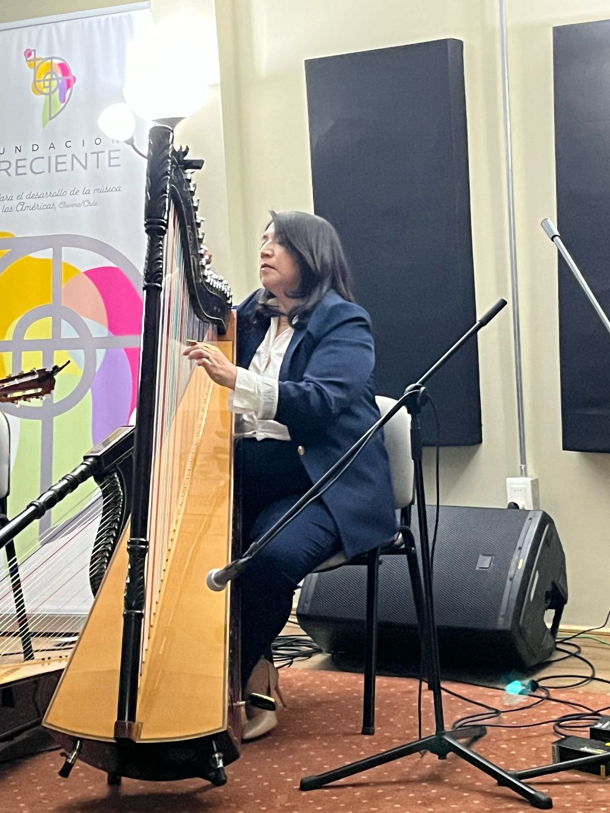 Jessica Norambuena y grupo en 'La Casa Presenta'