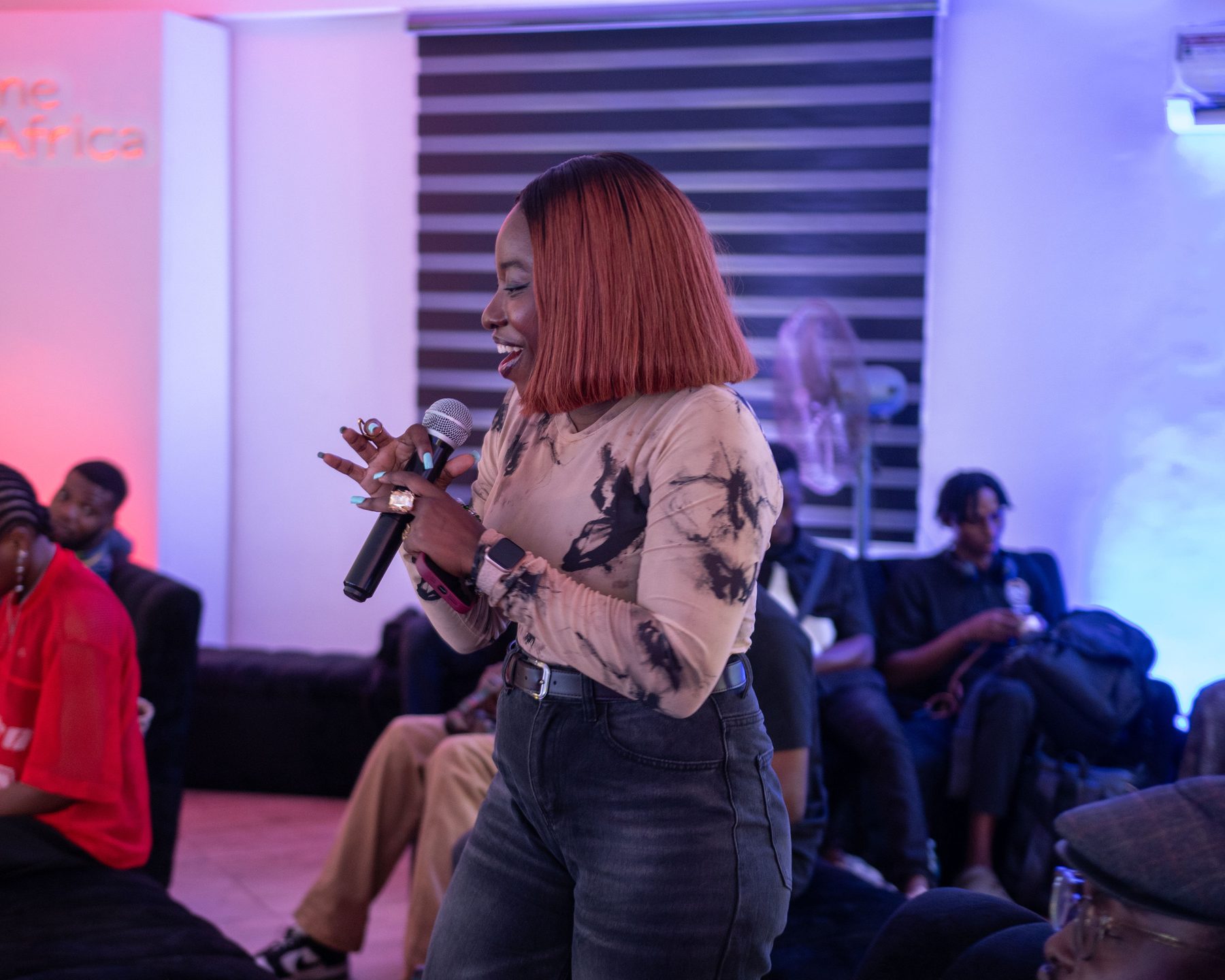 Majemu hosting live