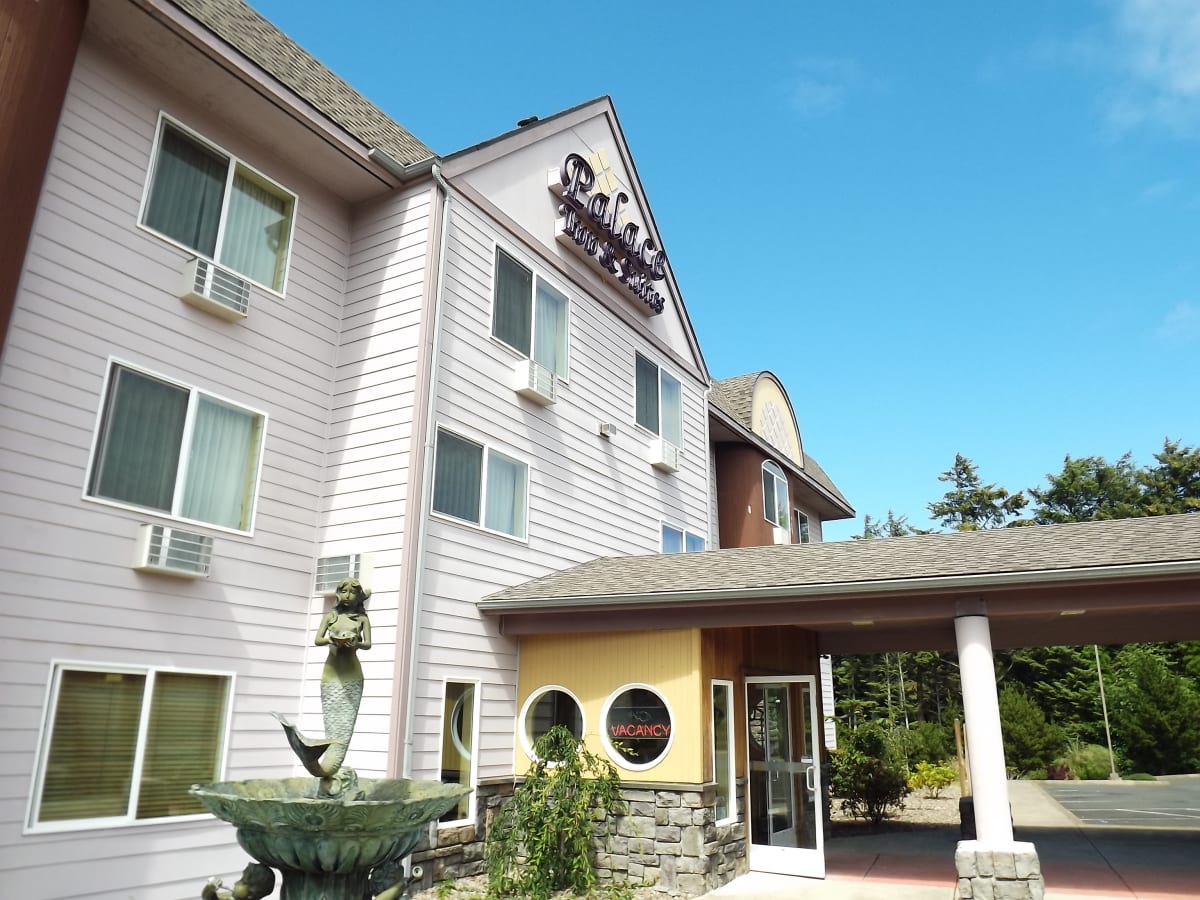 Palace Inn Hotel Exterfior Repaint Lincoln City, OR Gallery Image