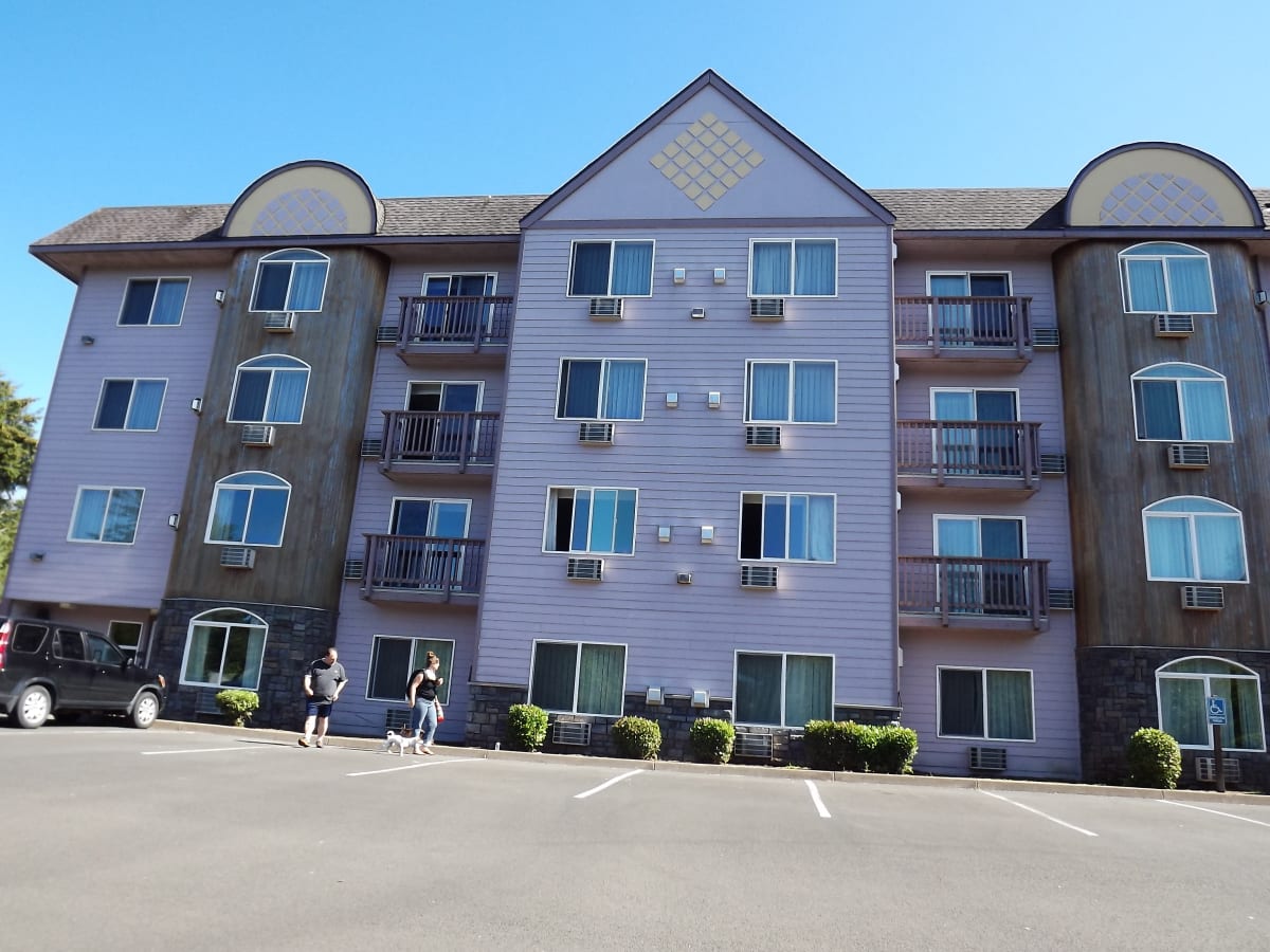 Palace Inn Hotel Exterfior Repaint Lincoln City, OR Gallery Image