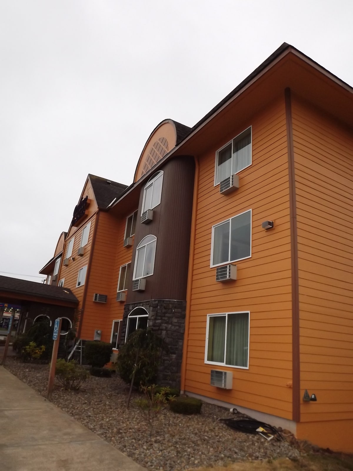 Palace Inn Hotel Exterfior Repaint Lincoln City, OR Gallery Image