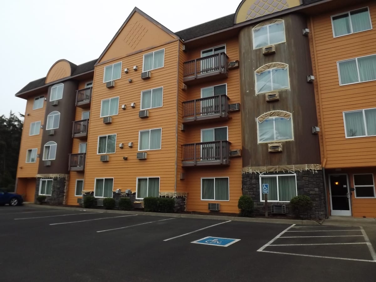 Palace Inn Hotel Exterfior Repaint Lincoln City, OR Gallery Image