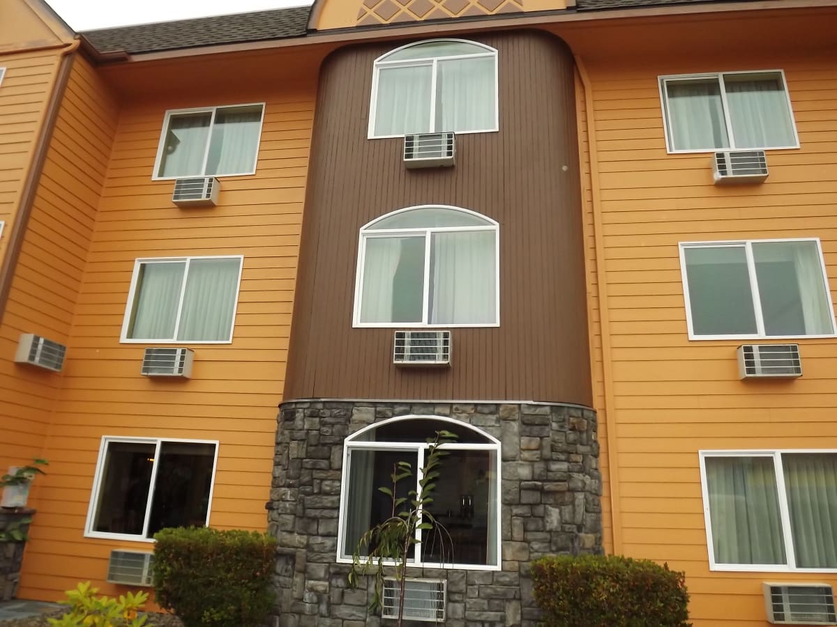 Palace Inn Hotel Exterfior Repaint Lincoln City, OR Gallery Image