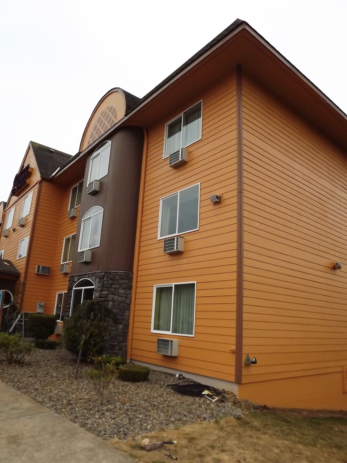 Palace Inn Hotel Exterfior Repaint Lincoln City, OR Gallery Image