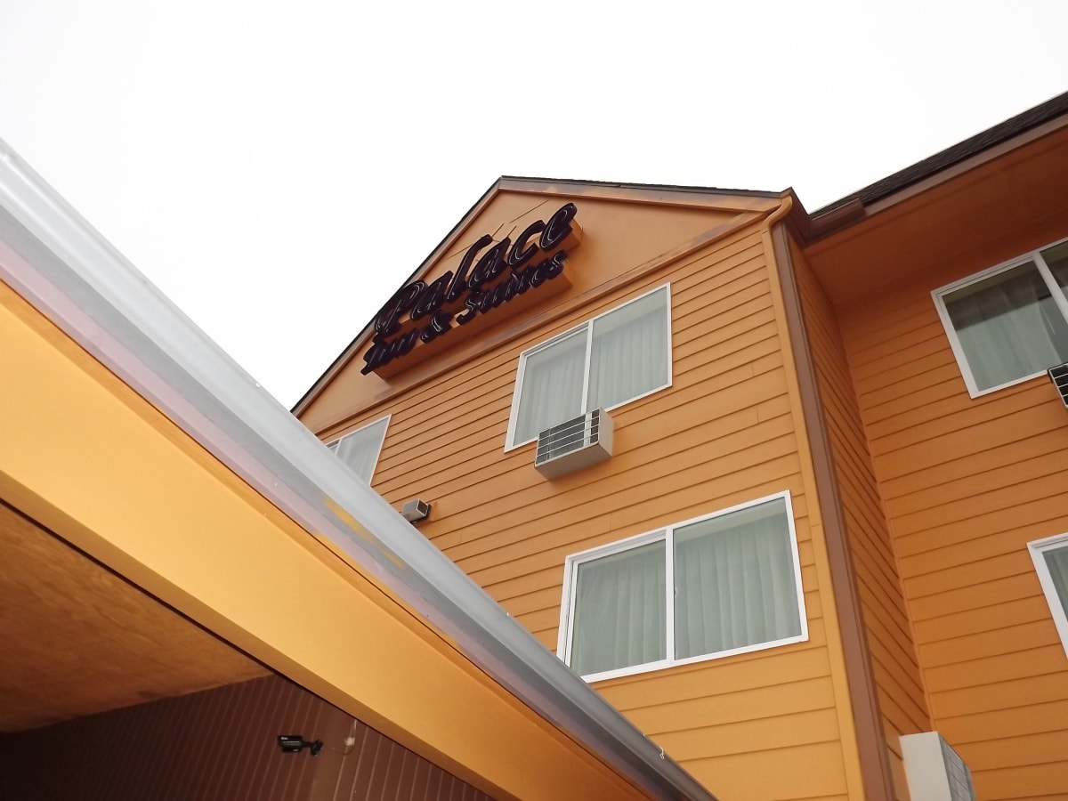 Palace Inn Hotel Exterfior Repaint Lincoln City, OR Gallery Image