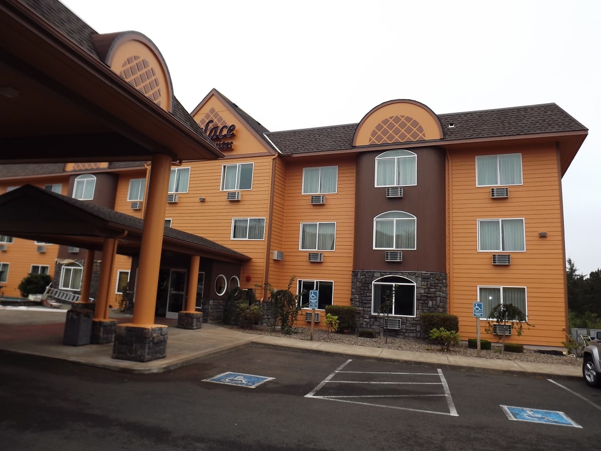 Palace Inn Hotel Exterfior Repaint Lincoln City, OR Gallery Image