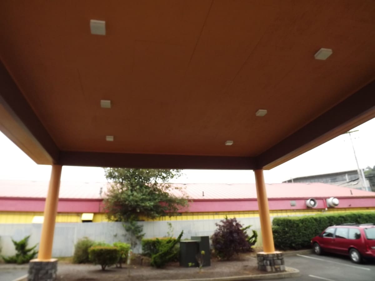 Palace Inn Hotel Exterfior Repaint Lincoln City, OR Gallery Image