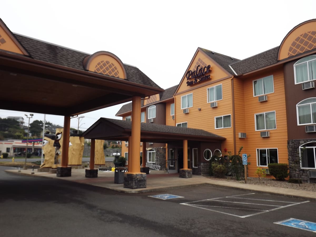 Palace Inn Hotel Exterfior Repaint Lincoln City, OR Gallery Image