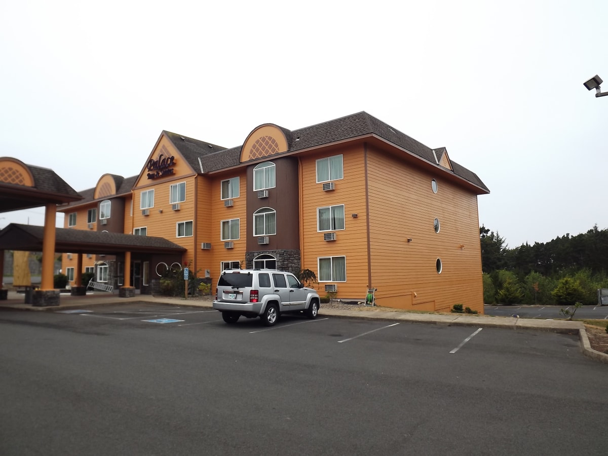 Palace Inn Hotel Exterfior Repaint Lincoln City, OR Gallery Image