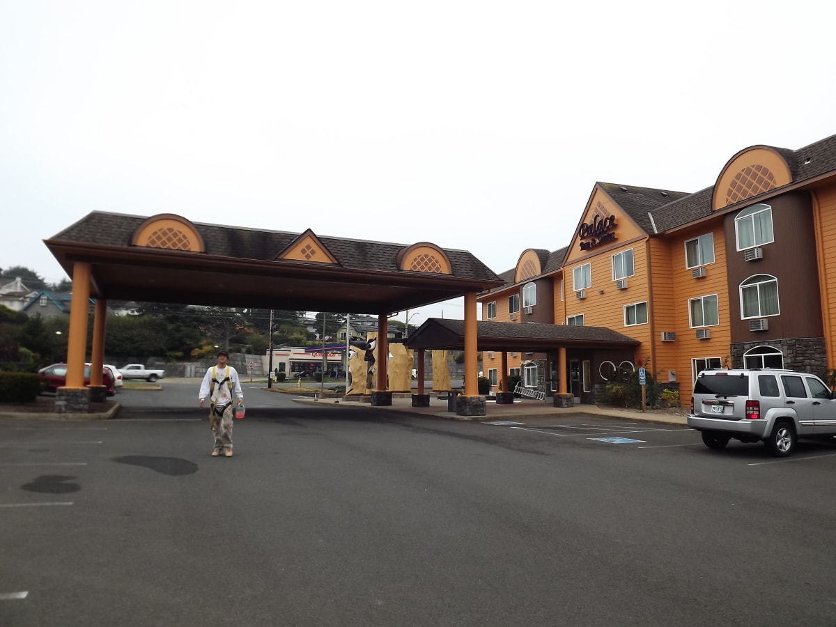Palace Inn Hotel Exterfior Repaint Lincoln City, OR Gallery Image