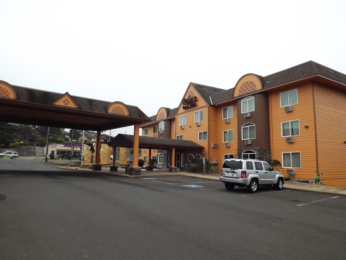 Palace Inn Hotel Exterfior Repaint Lincoln City, OR Gallery Image