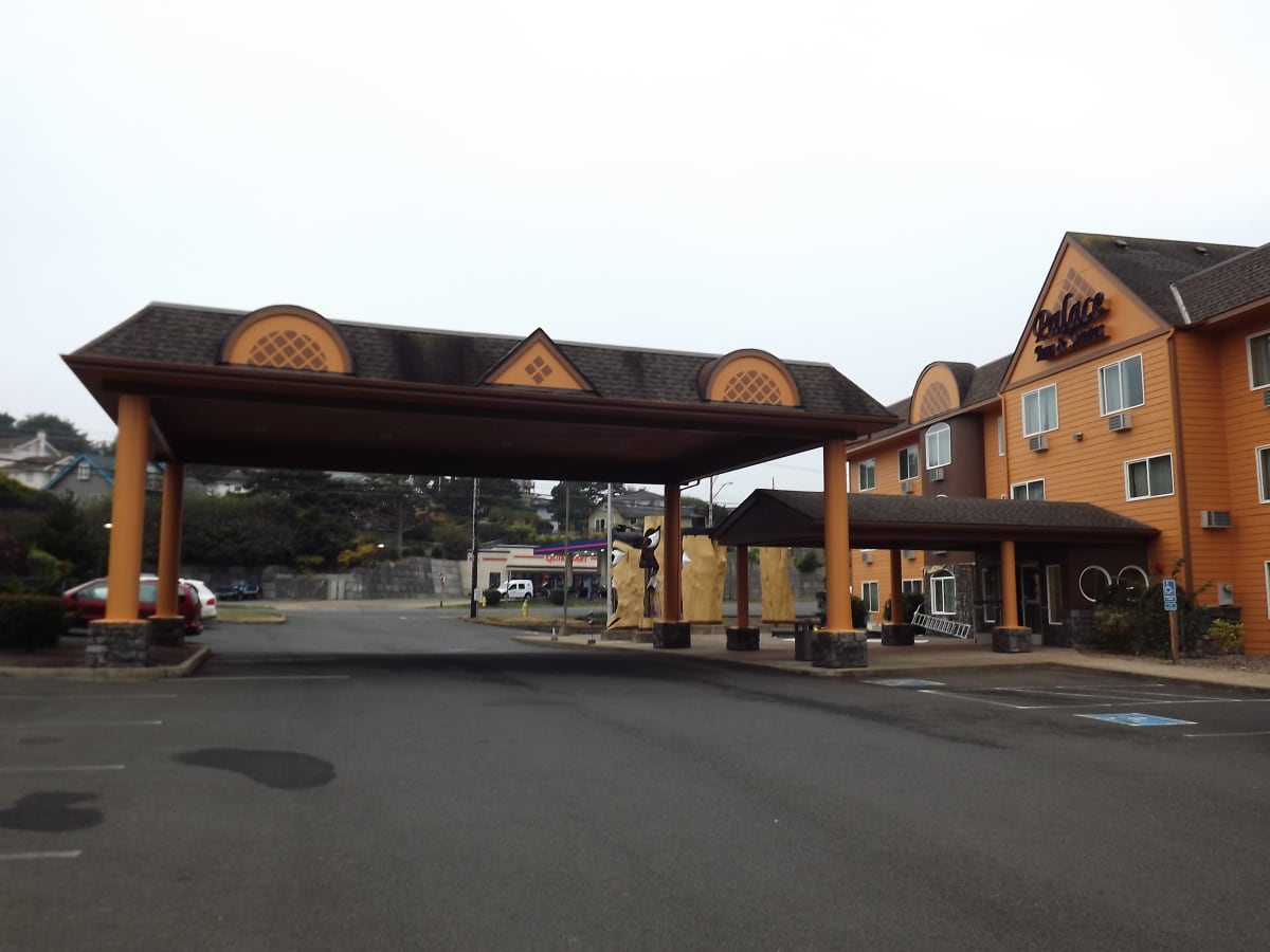 Palace Inn Hotel Exterfior Repaint Lincoln City, OR Gallery Image