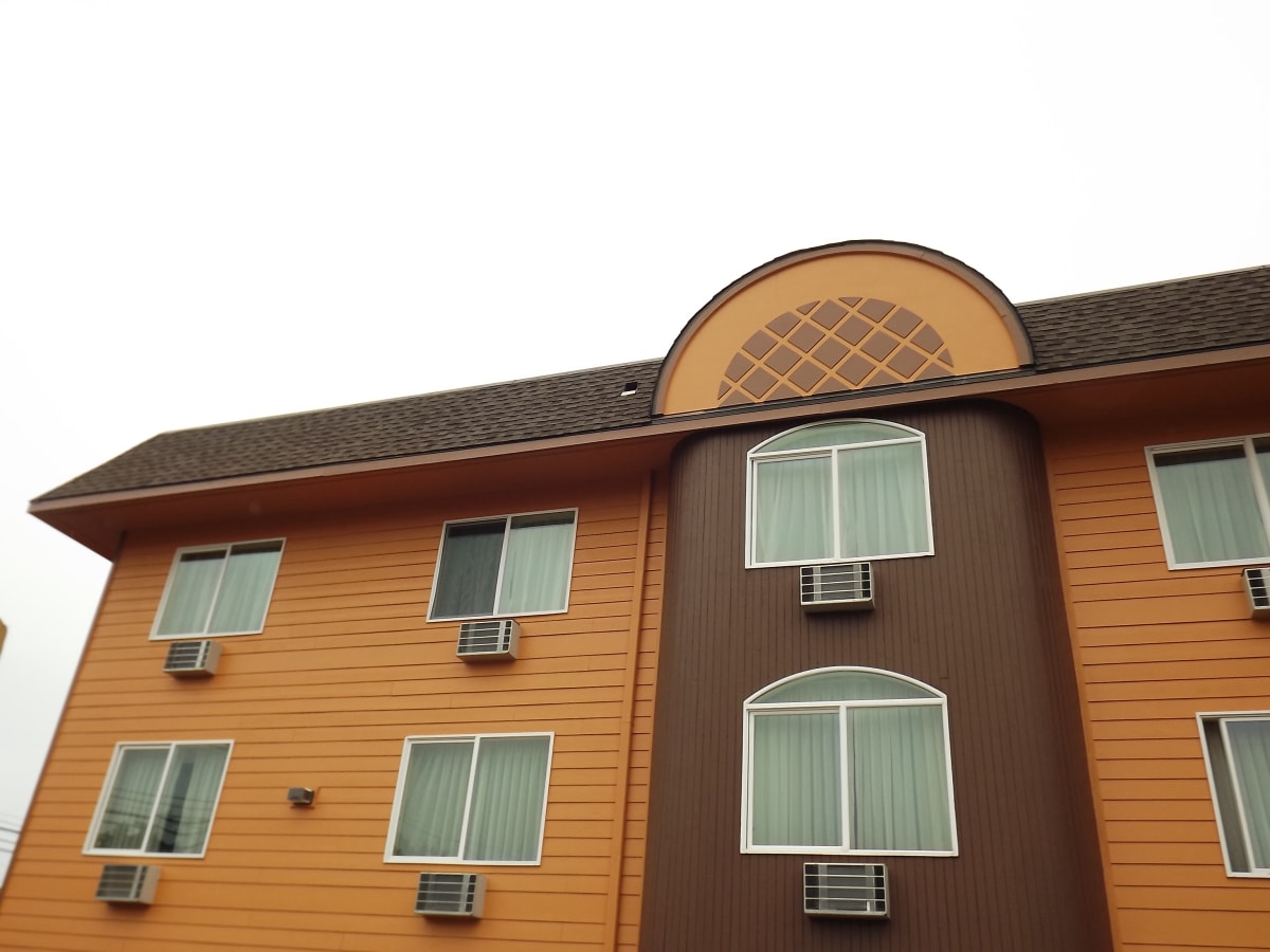 Palace Inn Hotel Exterfior Repaint Lincoln City, OR Gallery Image