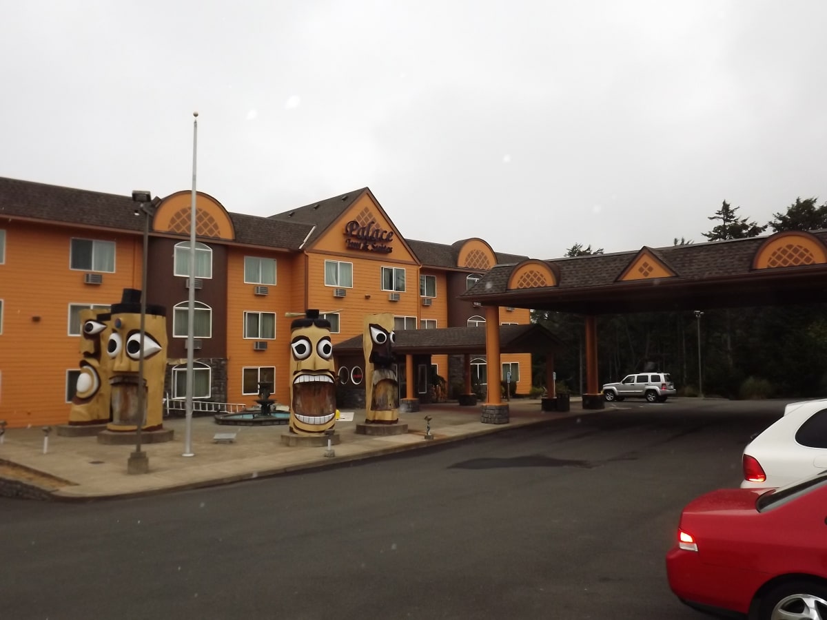 Palace Inn Hotel Exterfior Repaint Lincoln City, OR Gallery Image