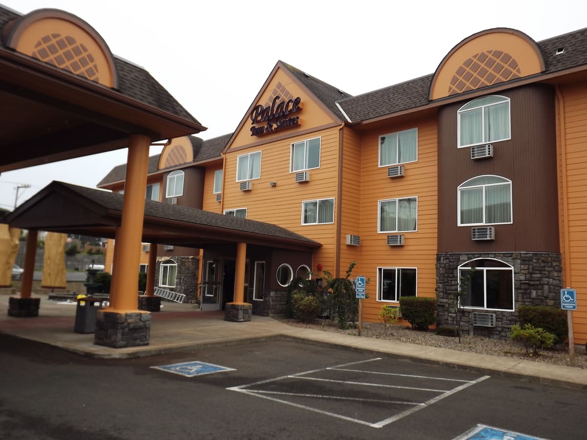 Palace Inn Hotel Exterfior Repaint Lincoln City, OR Gallery Image