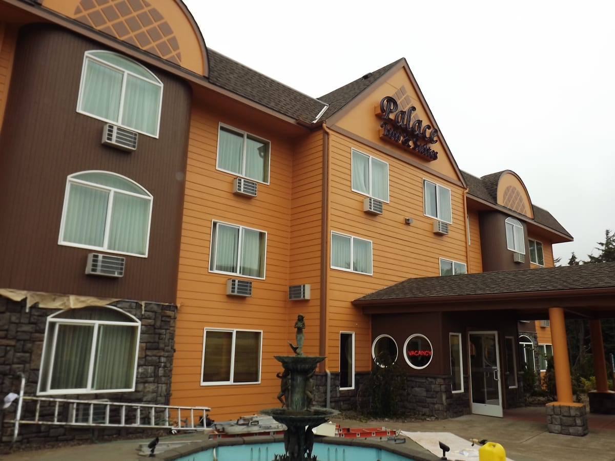 Palace Inn Hotel Exterfior Repaint Lincoln City, OR Gallery Image