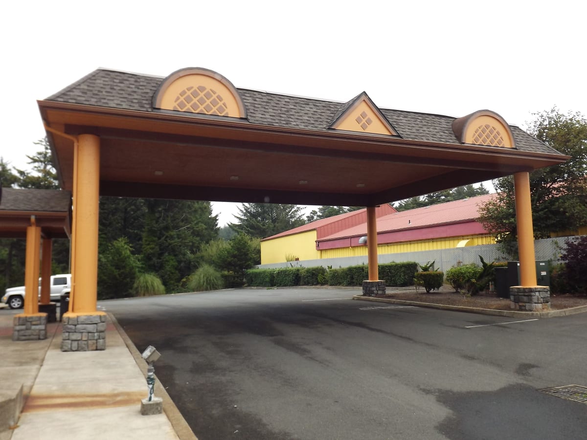 Palace Inn Hotel Exterfior Repaint Lincoln City, OR Gallery Image