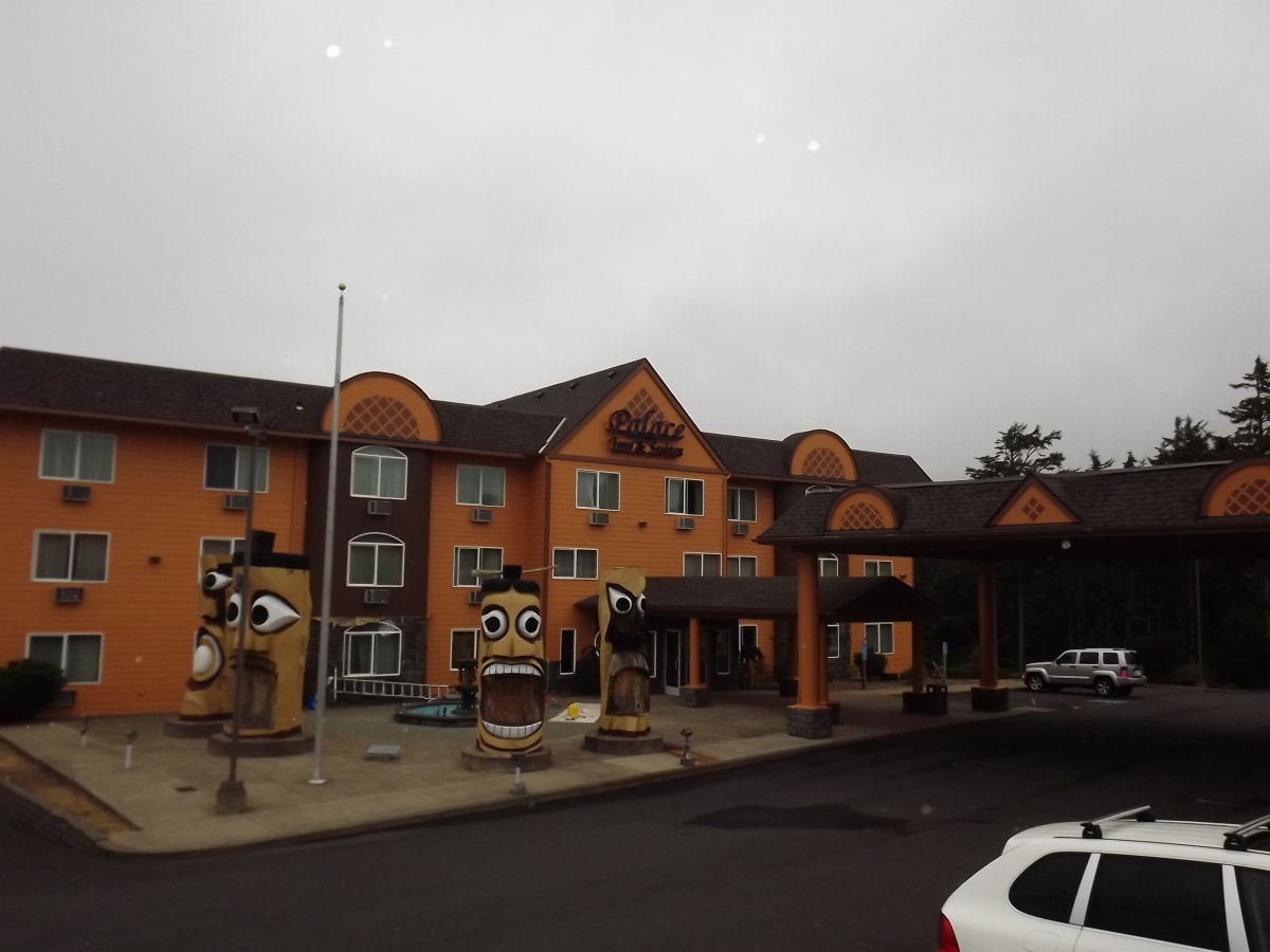 Palace Inn Hotel Exterfior Repaint Lincoln City, OR Gallery Image