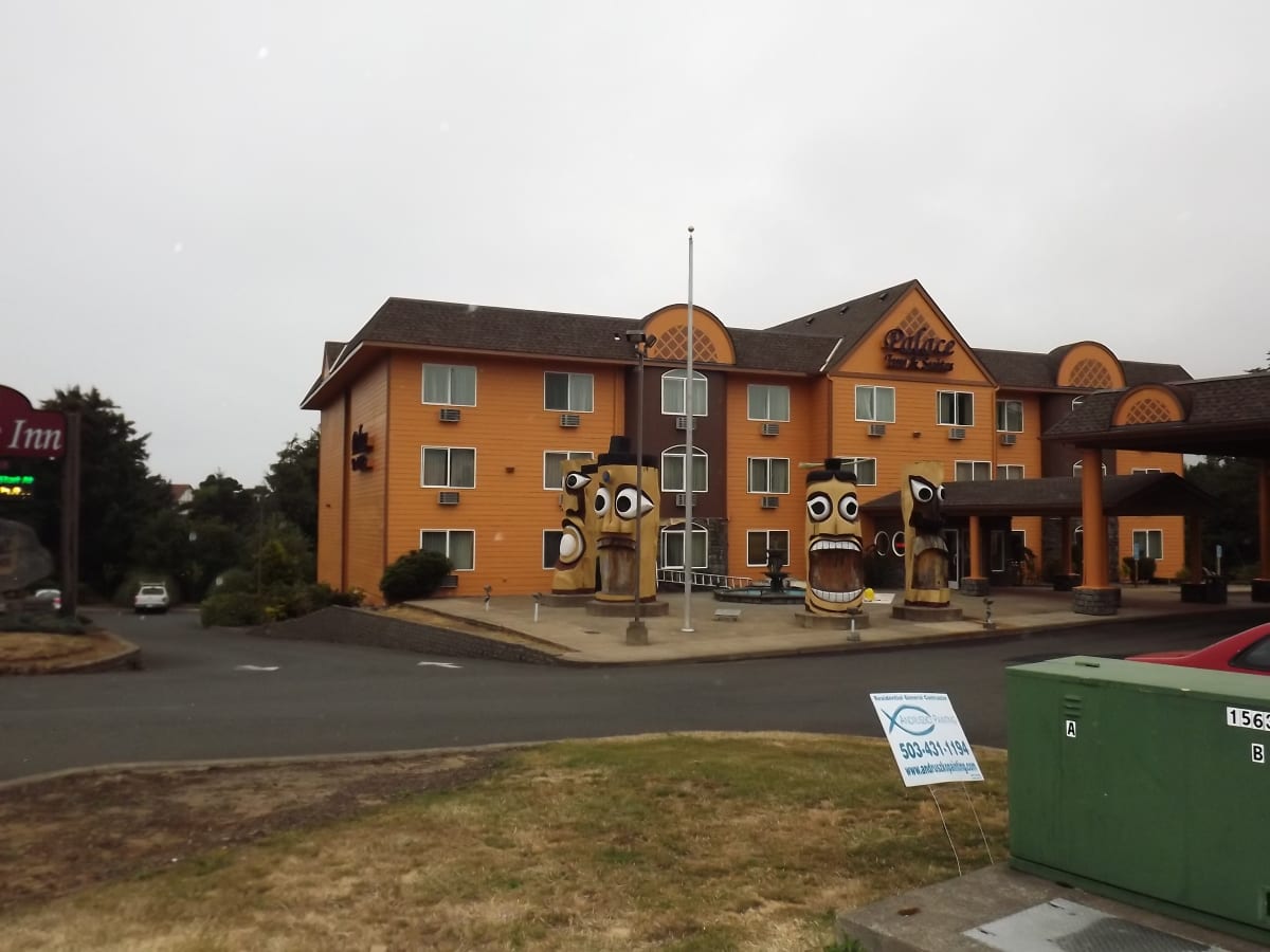 Palace Inn Hotel Exterfior Repaint Lincoln City, OR Gallery Image