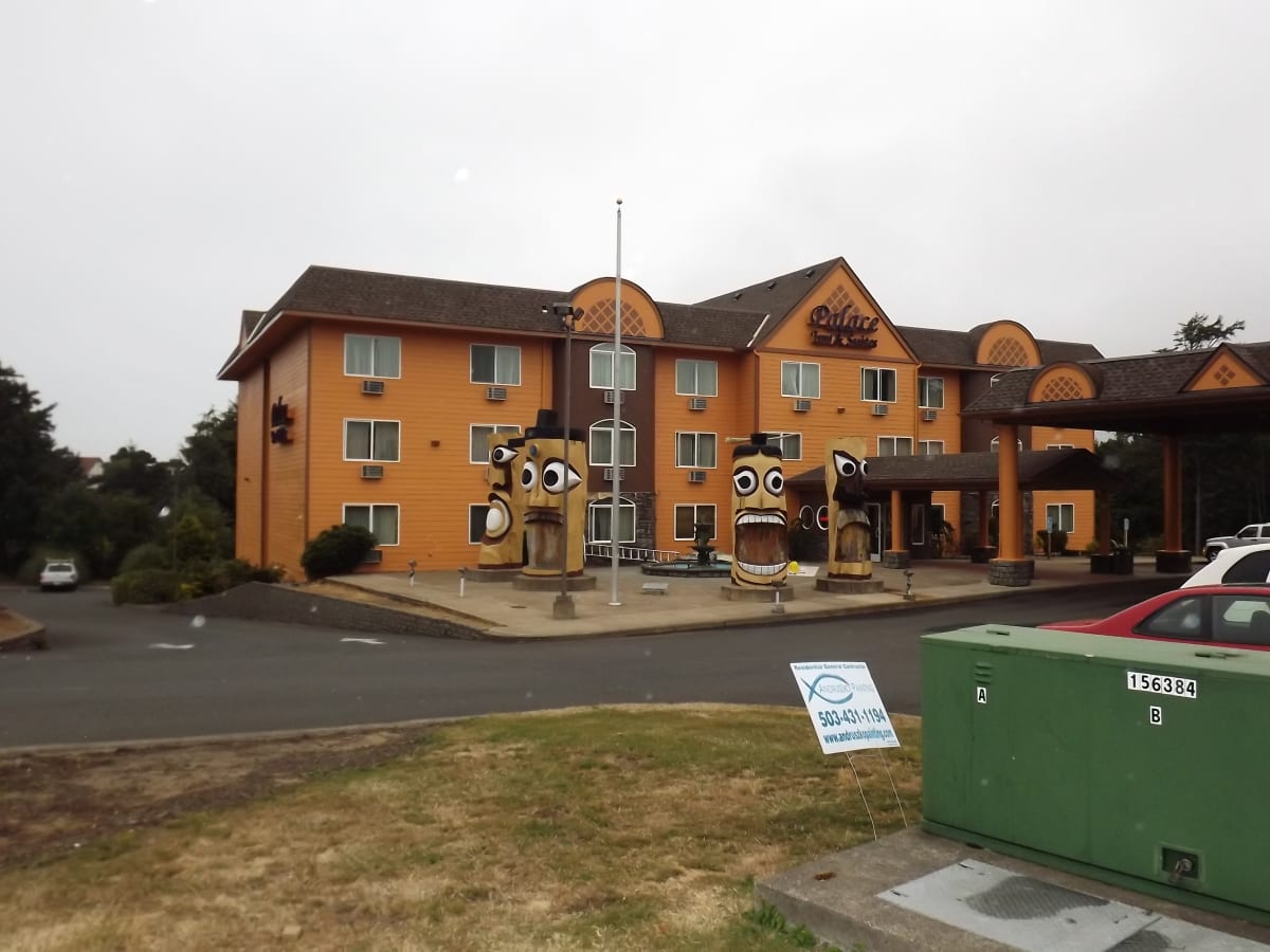 Palace Inn Hotel Exterfior Repaint Lincoln City, OR Gallery Image