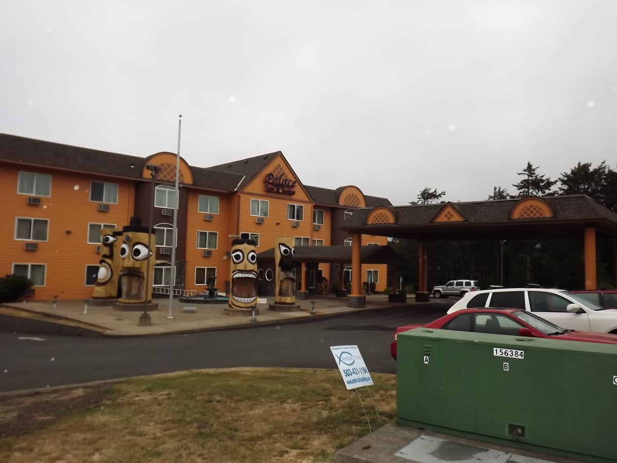 Palace Inn Hotel Exterfior Repaint Lincoln City, OR Gallery Image