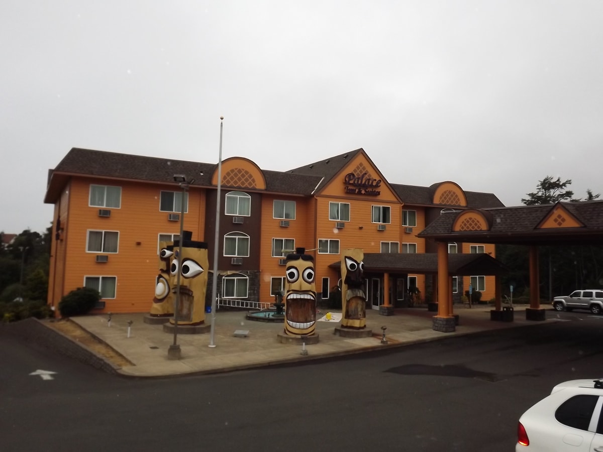 Palace Inn Hotel Exterfior Repaint Lincoln City, OR Gallery Image