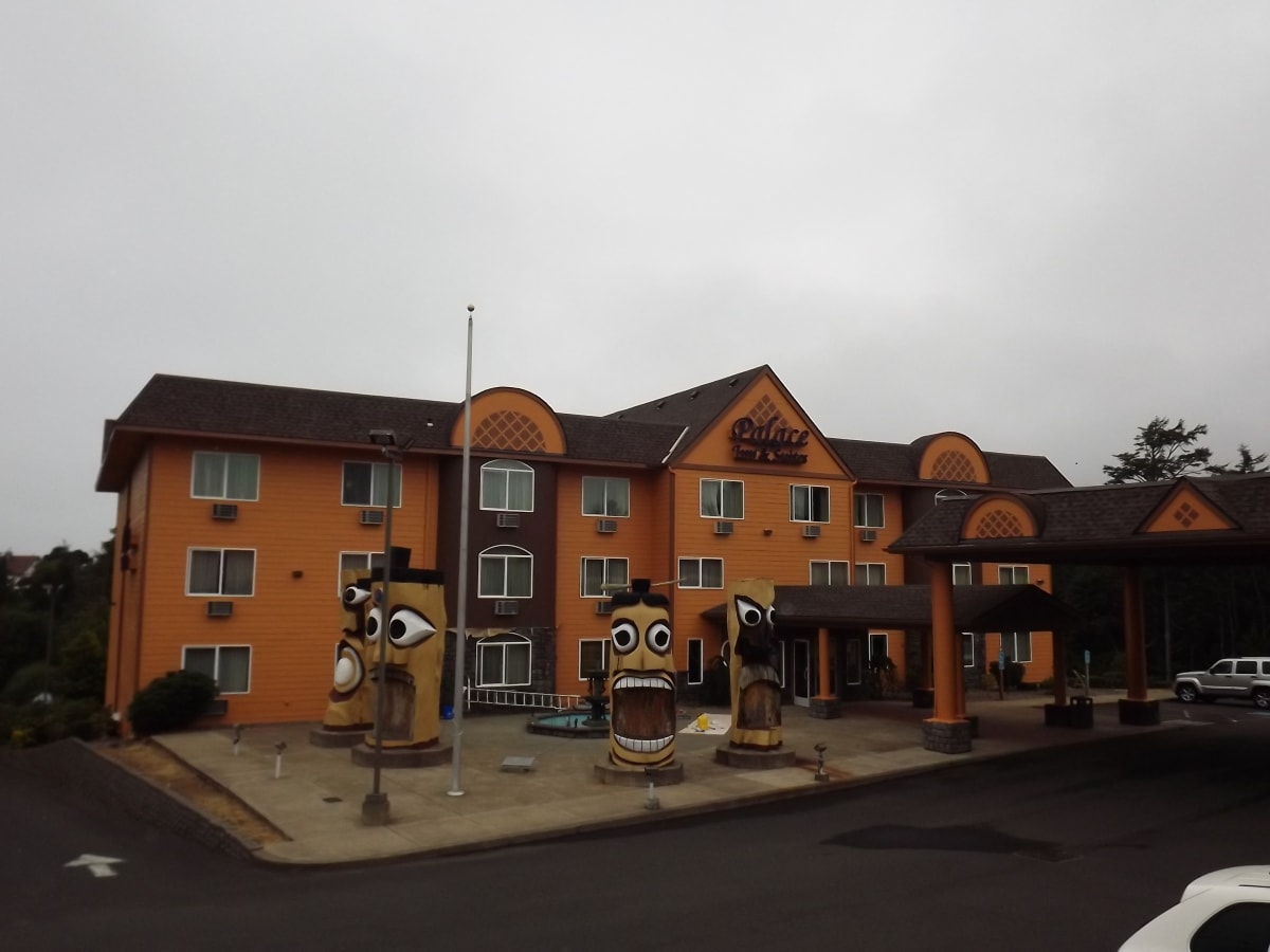 Palace Inn Hotel Exterfior Repaint Lincoln City, OR Gallery Image