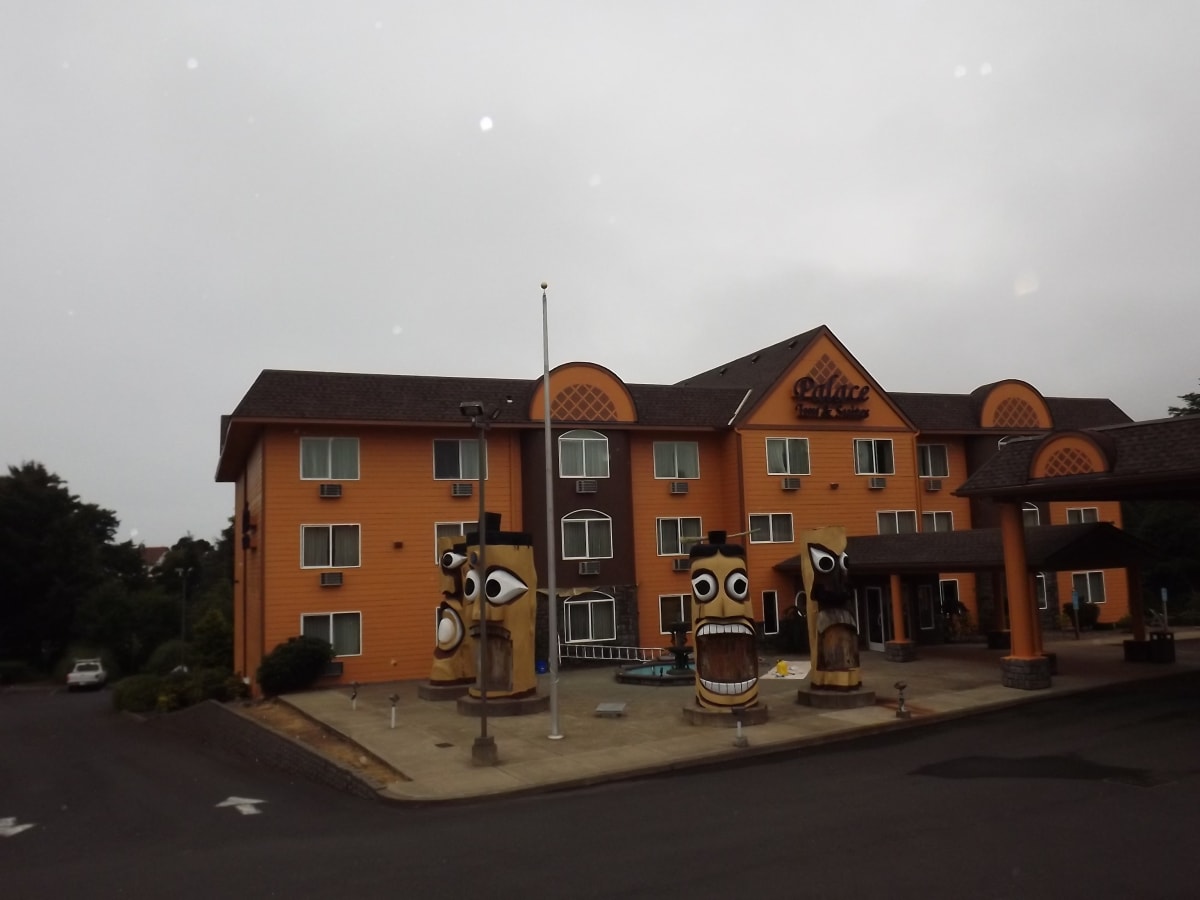 Palace Inn Hotel Exterfior Repaint Lincoln City, OR Gallery Image