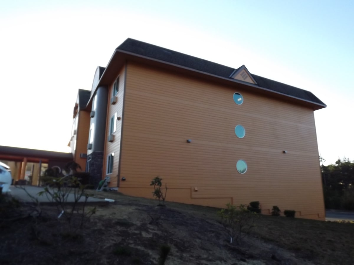 Palace Inn Hotel Exterfior Repaint Lincoln City, OR Gallery Image