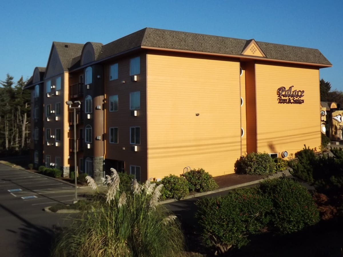 Palace Inn Hotel Exterfior Repaint Lincoln City, OR Gallery Image