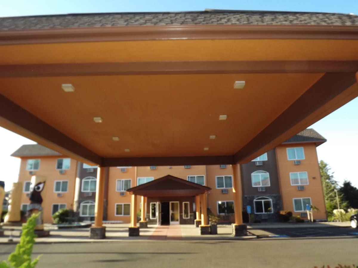 Palace Inn Hotel Exterfior Repaint Lincoln City, OR Gallery Image