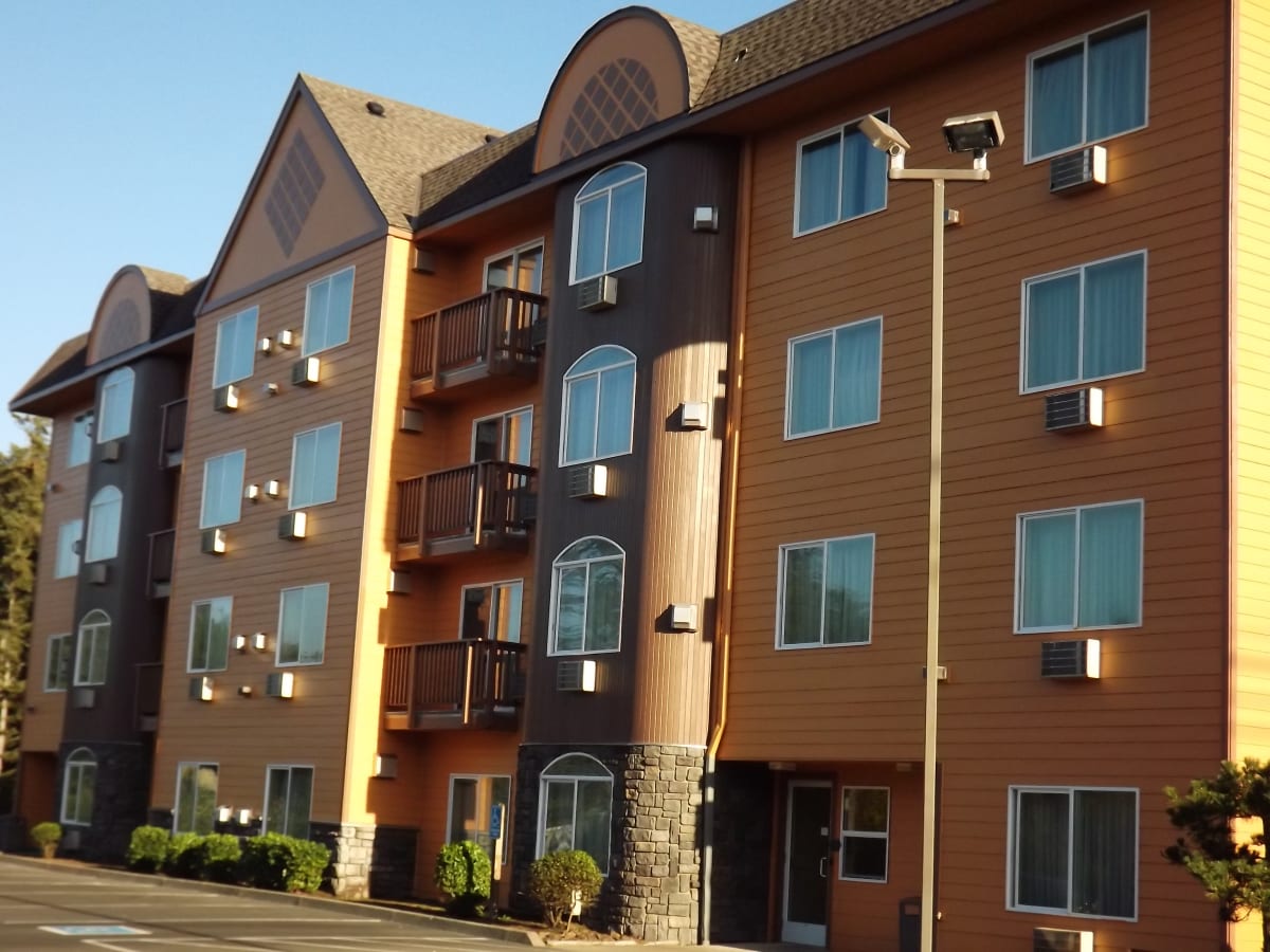 Palace Inn Hotel Exterfior Repaint Lincoln City, OR Gallery Image