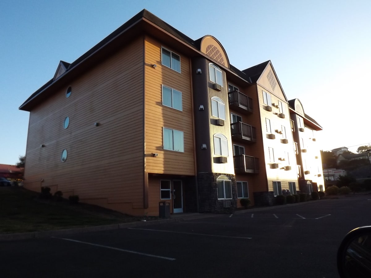 Palace Inn Hotel Exterfior Repaint Lincoln City, OR Gallery Image