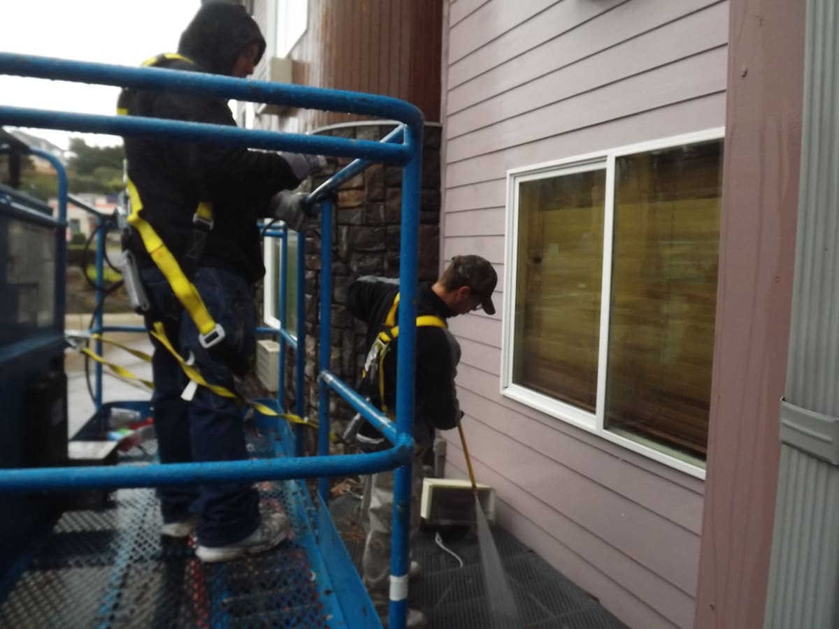 Palace Inn Hotel Exterfior Repaint Lincoln City, OR Gallery Image