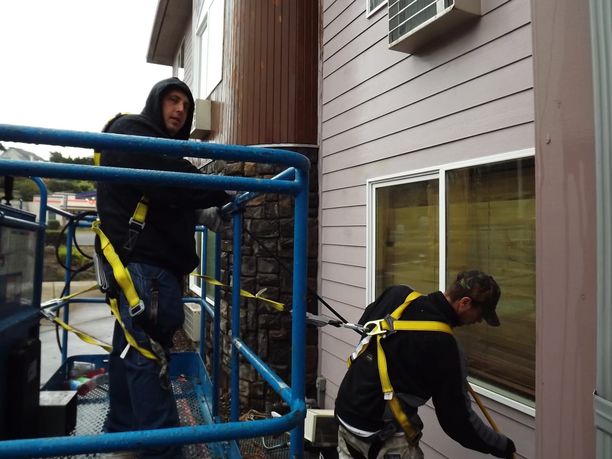 Palace Inn Hotel Exterfior Repaint Lincoln City, OR Gallery Image