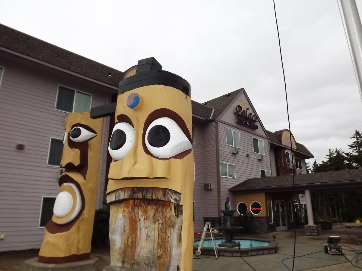 Palace Inn Hotel Exterfior Repaint Lincoln City, OR Gallery Image