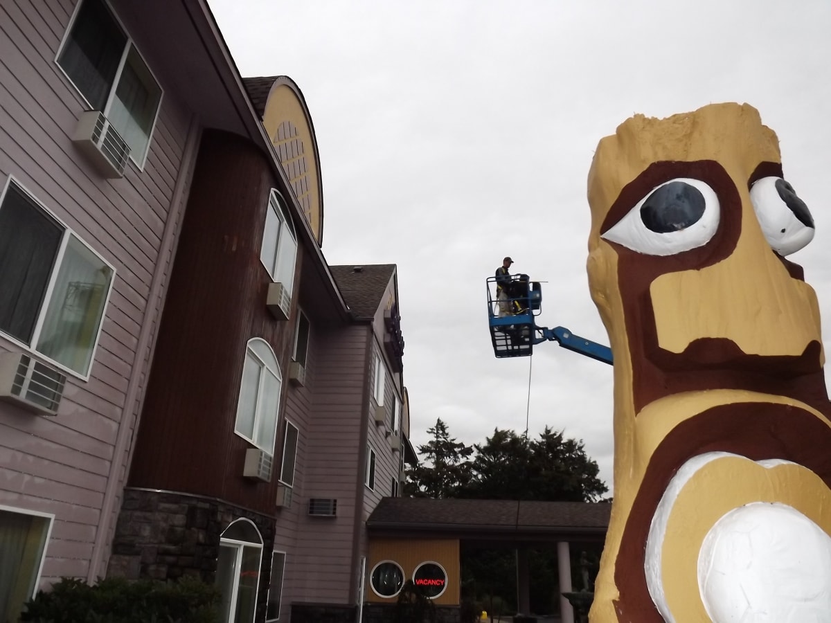 Palace Inn Hotel Exterfior Repaint Lincoln City, OR Gallery Image