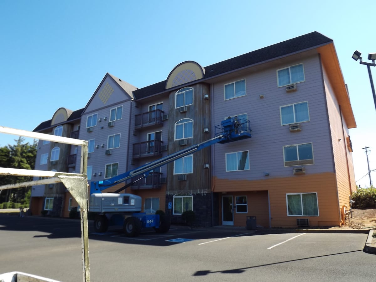 Palace Inn Hotel Exterfior Repaint Lincoln City, OR Gallery Image